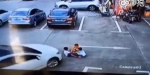 女司机停车时低头玩手机 3名小孩停车场遭碾压 - 新浪黑龙江