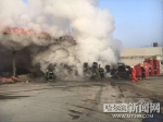 撞塌加油站侧翻大货起火 - 哈尔滨新闻网