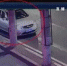 视频拍下的画面，疑似是这辆车上的人枪击了赵女士公司的玻璃门 - 新浪黑龙江