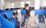 沃秀峰在教老人们使用手机发微信 - 新浪黑龙江