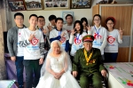 我校志愿者为抗战老兵拍摄婚纱照引众网友“点赞” - 哈尔滨工业大学