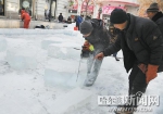 工人们开始施工制作冰雕雪塑。赵琪 记者 孙岩摄 - 新浪黑龙江