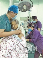 百岁老人骨折做手术 医生“抱式”麻醉暖人心 - 哈尔滨新闻网