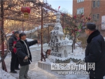 八旬翁18载办小区雪雕展 - 哈尔滨新闻网