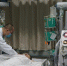 2017年1月27日，除夕夜，滨州医学院附属医院急诊科重症监护室医生在给患者做检查。中新网 邱宇 摄 - 新浪黑龙江