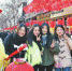 元宵节中央大街举办“老街灯谜会”游人忙拍照 - 新浪黑龙江