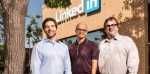 纳德拉与LinkedIn创始人合影 - 商务局