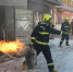 消防员抢出燃烧的煤气罐 - 新浪黑龙江
