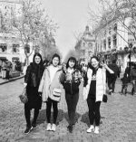4名女生在中央大街游玩 - 新浪黑龙江