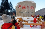 游客在中国雪乡留下美好回忆。杨海全 摄 - 新浪黑龙江