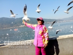 照片中的母亲不同的姿势同一种爱 - 哈尔滨新闻网