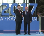 6月9日，上海合作组织成员国元首理事会第十七次会议在哈萨克斯坦首都阿斯塔纳举行。当晚，国家主席习近平同哈萨克斯坦总统纳扎尔巴耶夫等各国领导人共同出席阿斯塔纳专项世博会开幕式。这是习近平出席开幕式时，受到哈萨克斯坦总统纳扎尔巴耶夫的热情迎接。新华社记者 庞兴雷 摄 - 哈尔滨新闻网