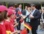 7月5日，国家主席习近平同德国总理默克尔共同出席柏林动物园大熊猫馆开馆仪式。这是习近平向现场的孩子们赠送大熊猫毛绒玩具。 新华社记者谢环驰 摄 - 哈尔滨新闻网