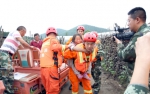 尚志：消防官兵15公里抬出受伤村民 家属泣不成声 - 新浪黑龙江