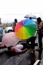 哈尔滨雨中车祸6人被困 消防官兵和群众为伤者撑伞 - 新浪黑龙江