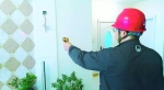 热企工作人员用测温枪测量居民家室温（墙上有小红点的） - 新浪黑龙江