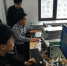 周建宝(右一)正带领团队调试设备。东北网记者 孙英鑫 摄 - 新浪黑龙江