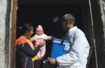 63岁的王春生还坚持在一线，到村里给孩子打疫苗。受访者供图 - 新浪黑龙江