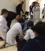 医院走廊老人心脏骤停 医生跪地抢救40分钟挽回生命 - 新浪黑龙江