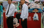 2016年6月16日，上海迪士尼乐园（Shanghai Disney Resort），游客在排队等候区等待入园。   澎湃新闻资料 - 新浪黑龙江