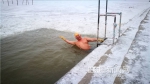 冰河“晨游” 最酷的冬泳 - 哈尔滨新闻网
