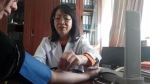 尹新华主任在为患者测血压 - 新浪黑龙江