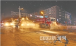 昼夜奋战，人机结合清理路面薄冰积雪 - 哈尔滨新闻网