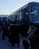 图：乘客车前往雪乡的游客 - 新浪黑龙江