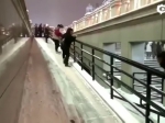 哈尔滨冬天下楼梯原来是用滑的 - 新浪黑龙江