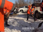 7天6夜没睡好高烧仍在清雪 哈市环卫工作者昏倒街头 - 新浪黑龙江