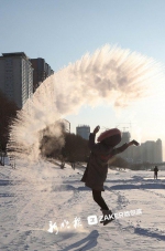 寒风瑟瑟的松花江畔 看哈尔滨姑娘如何玩转泼水成冰 - 新浪黑龙江
