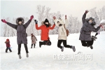 玩冰戏雪 热情似火 - 哈尔滨新闻网
