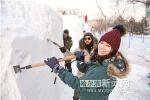 大学生雪雕赛开铲 - 哈尔滨新闻网