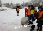 500名“冰雪小工匠”动手搭建6米高冰制防洪纪念塔 - 新浪黑龙江
