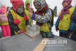 搭建冰版纪念塔 - 哈尔滨新闻网