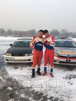 杨涛（左）与韩东君在赛车前合影。 - 新浪黑龙江
