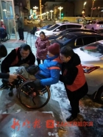 “轮椅团”来哈玩冰雪 冰城志愿者全程“公主抱” - 新浪黑龙江