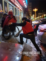 “轮椅团”游冰城全程暖心“公主抱” - 哈尔滨新闻网