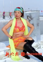 冰城冬泳爱好者穿泳衣卧雪30分钟 引游客狂拍 - 新浪黑龙江