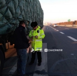 刘刚在绕城高速上检查车辆 - 新浪黑龙江