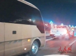 将徐先生的车一路拖回大庆的“救援车”。(图片为徐先生提供的视频截图) - 新浪黑龙江