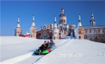 天寒地冻 游客赏冰玩雪兴致高 - 哈尔滨新闻网