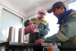 天寒地冻 游客赏冰玩雪兴致高 - 哈尔滨新闻网