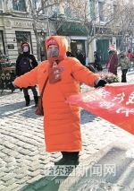 交通志愿者 红绿灯前最亮的一抹“橘” - 哈尔滨新闻网