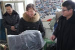 同江市院驻村工作队为34户贫困户发放保暖衣物助力防寒 - 检察