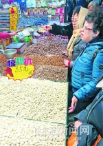 哈尔滨市民囤年货 干鲜果品销量暴涨三四倍 - 新浪黑龙江