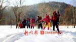15名户外爱好者在1650米龙江第二高峰挖雪洞露营 - 新浪黑龙江