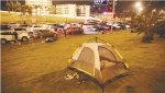 堵在三亚的游客支起帐篷过夜。中新社发 - 新浪黑龙江