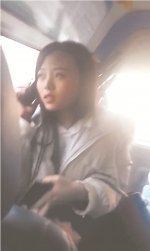 女孩在急救车上不停与患者家属沟通。视频截图 - 新浪黑龙江