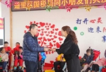 道里区国税局领导为脑瘫儿童家属代表送上爱心捐款。 - 新浪黑龙江